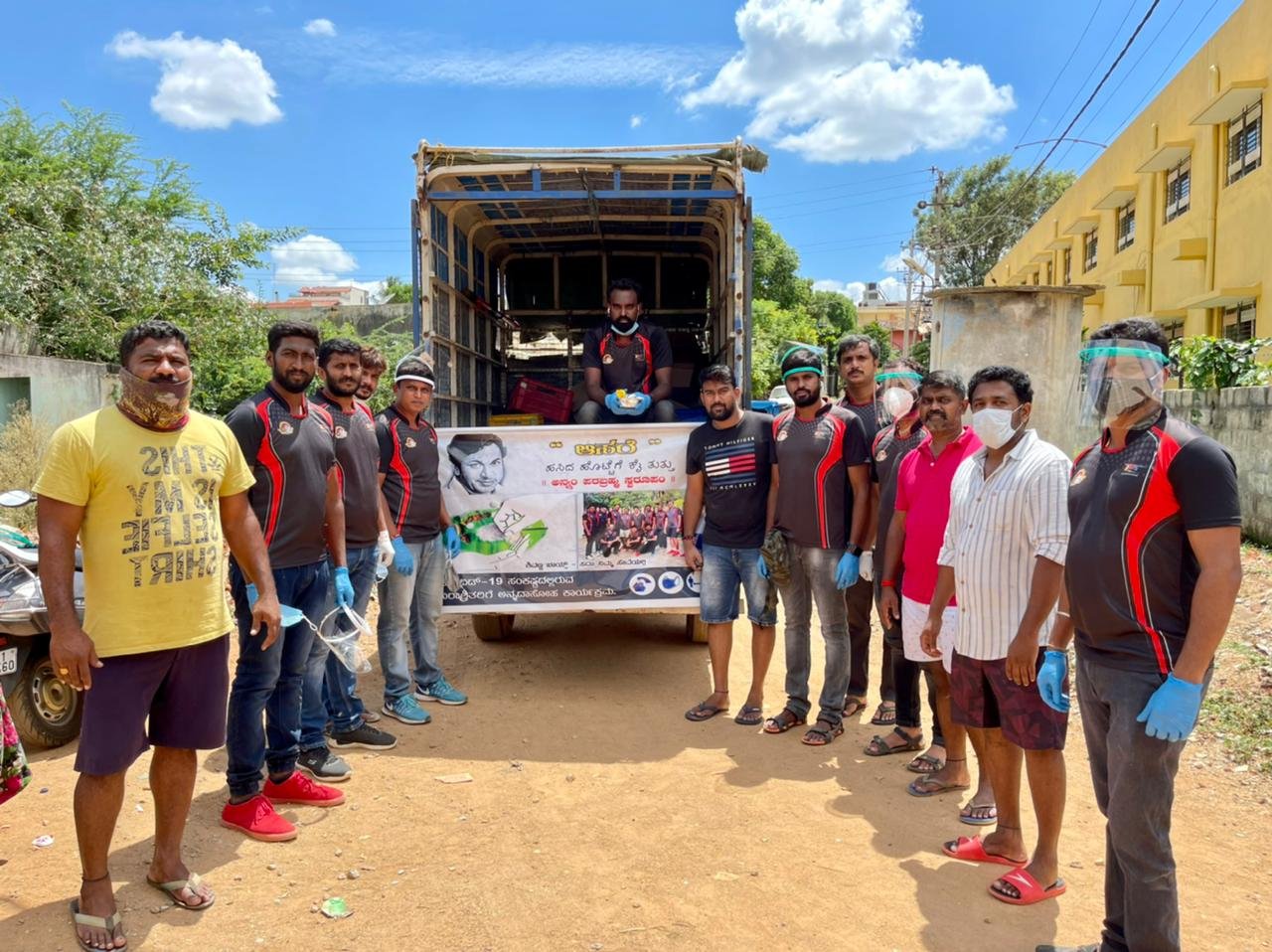 ಶಿವಣ್ಣ ಗೀತಕ್ಕಾರಿಂದ ಹಸಿದ ಹೊಟ್ಟೆಗೆ ‌ಕೈ ತುತ್ತು..!!!