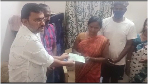 ಮೃತ ಫೈಟರ್ ವಿವೇಕ್ ತಾಯಿಗೆ ರೂ 5ಲಕ್ಷ ಚೆಕ್ ನೀಡಿದ ನಿರ್ಮಾಪಕ ಗುರುದೇಶಪಾಂಡೆ