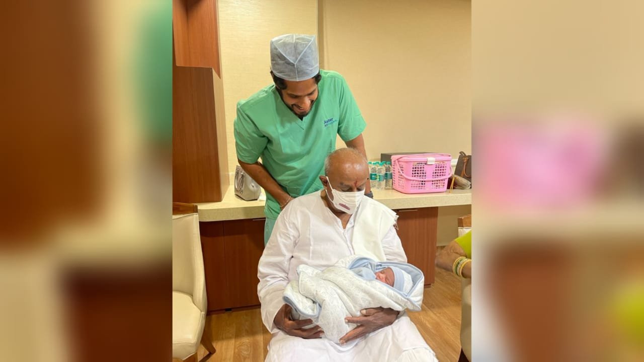 ನಿಖಿಲ್ ಮಗುವನ್ನು ನೋಡಲು ಆಸ್ಪತ್ರೆಗೆ ಬಂದ ಹೆಚ್.ಡಿ.ದೇವೇಗೌಡ ಚೆನ್ನಮ್ಮ ದಂಪತಿ
