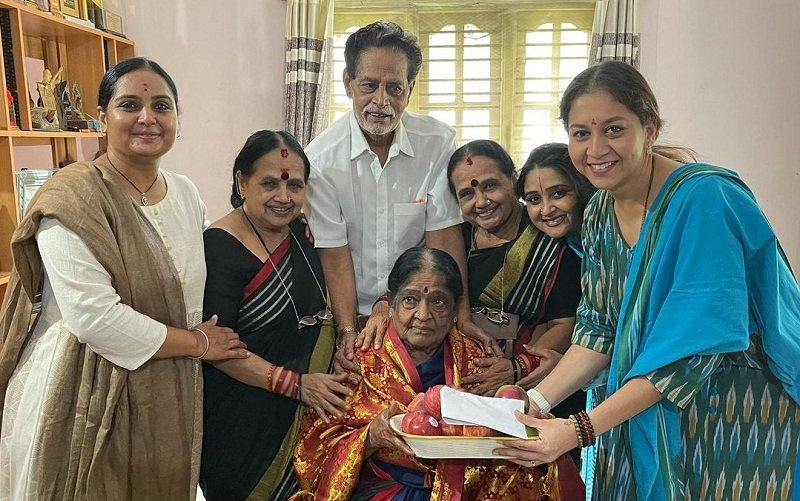 ಹಿರಿಯ ಕಲಾವಿದೆ ಲಕ್ಷ್ಮಿದೇವಿ ಅವರನ್ನು ಸನ್ಮಾನಿಸಿದ ಸುಧಾರಾಣಿ,ಶ್ರುತಿ ಮತ್ತು ಮಾಳವಿಕ..!