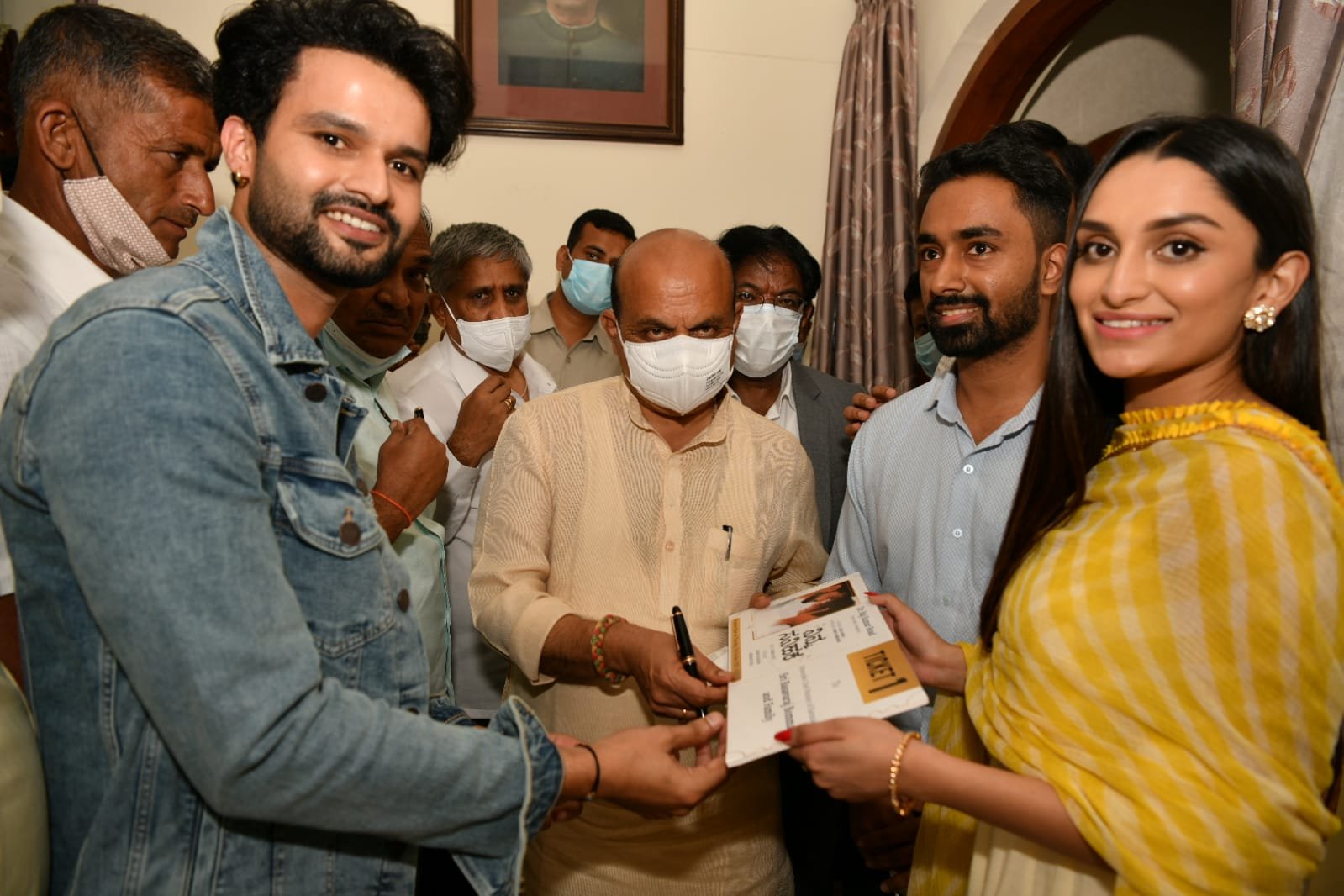 ‘ನಿನ್ನ ಸನಿಹಕೆ’ ಚಿತ್ರದ ಮೊದಲ ಟಿಕೆಟ್ ಸ್ವೀಕರಿಸಿದ ಸಿ.ಎಂ ಬಸವರಾಜ ಬೊಮ್ಮಾಯಿ.