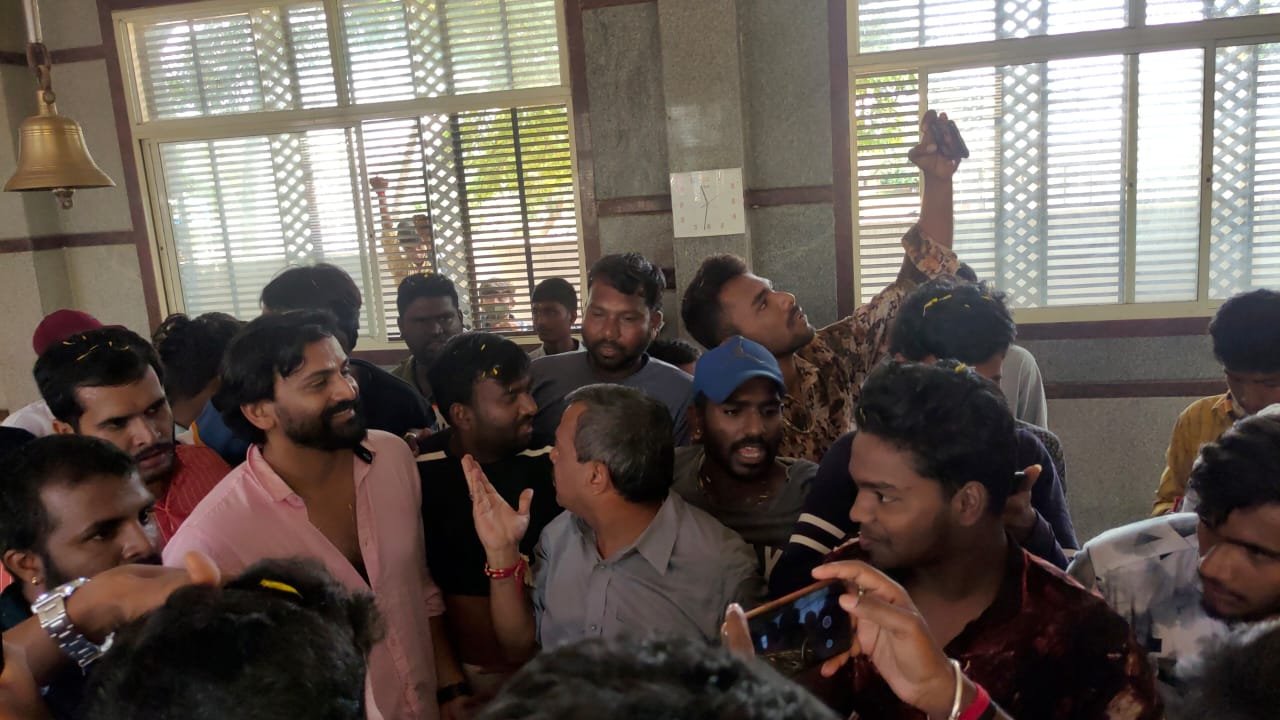 ಕುಣಿಗಲ್ ನಲ್ಲಿ ಡಾಲಿ ಗೆ ಅಭಿಮಾನದ ಹೊಳೆ..! ಮುಂದುವರೆದ ‘ಸಲಗ’ ಕ್ರೇಜ್..!
