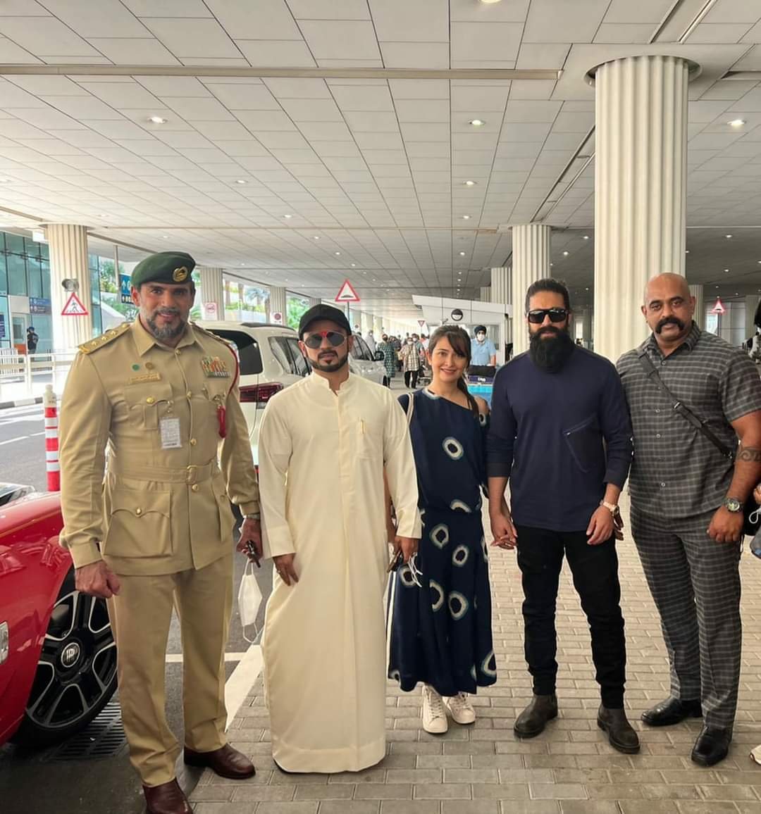 ದುಬೈ ಏರ್ಪೋರ್ಟ್ ನಲ್ಲಿ ರಾಕಿಂಗ್ ಸ್ಟಾರ್ ದಂಪತಿಗಳನ್ನು ಸ್ವಾಗತಿಸಿದ ಪೊಲೀಸ್ ಅಧಿಕಾರಿಗಳು