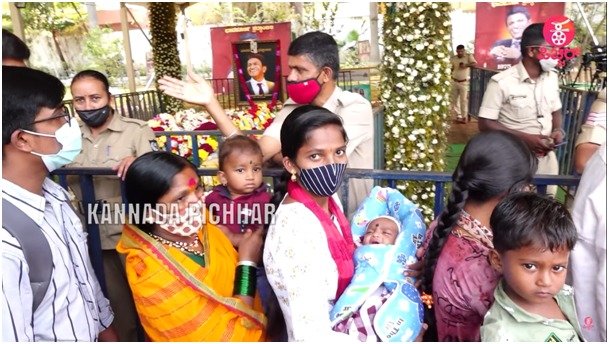 ಪುನೀತ್ ಸಮಾಧಿ ದರ್ಶನಕ್ಕೆ ಮೂರು ತಿಂಗಳ ಹಸುಗೂಸಿನೊಂದಿಗೆ ಬಂದ ತಾಯಿ!