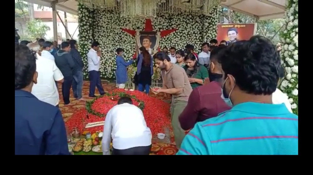 “ಪುನೀತ್ ಸಮಾಧಿ”ಗೆ ಪೂಜೆ ಸಲ್ಲಿಸಿದ ದೊಡ್ಮನೆ ಕುಟುಂಬ..!