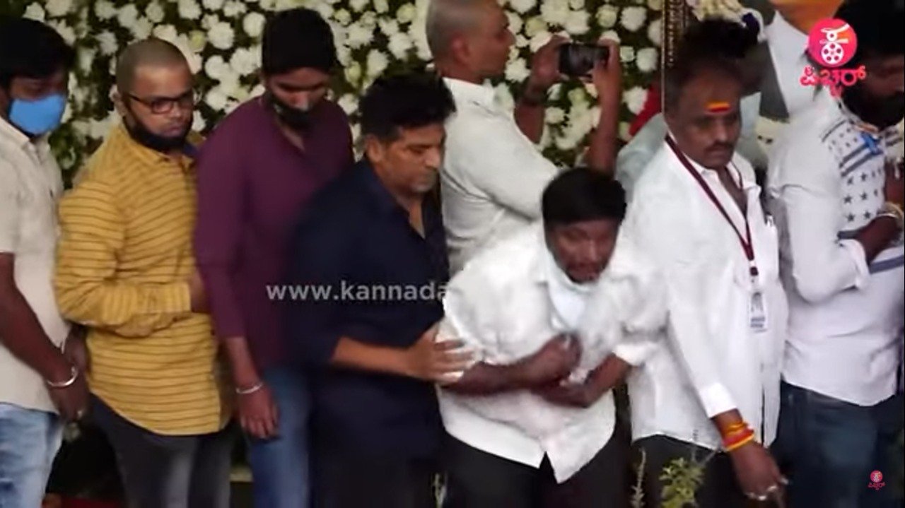 ಅಪ್ಪು ಸಮಾಧಿ ಬಳಿ “ಒಡಹುಟ್ಟಿದವರು” ಭಾವುಕ