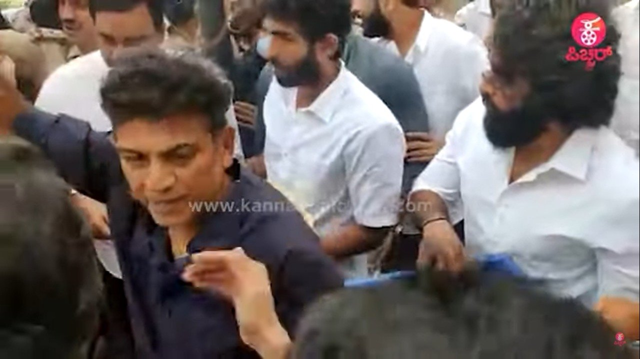 ಗೇಟ್ ಮುಂದೆ ಕಾಯ್ತಿದ್ದ ಫ್ಯಾನ್ಸ್’ಗೆ ಸಿಹಿ ಹಂಚಿದ ಶಿವಣ್ಣ..
