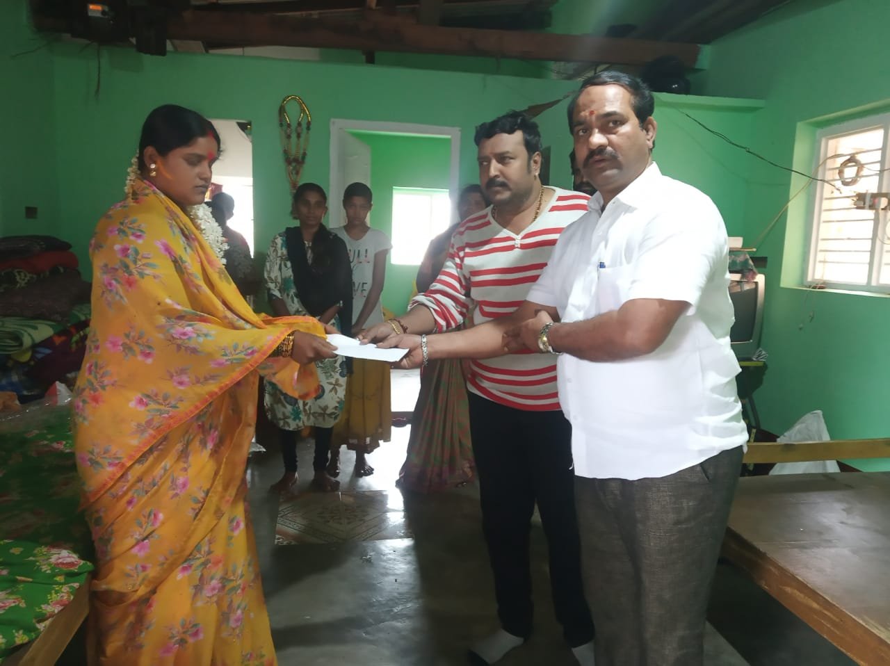 “ಮೃತ” ನಿರ್ದೇಶಕನ ಕುಟುಂಬಕ್ಕೆ ನಾಗೇಂದ್ರ ಪ್ರಸಾದ್ ಸಾಂತ್ವನ!