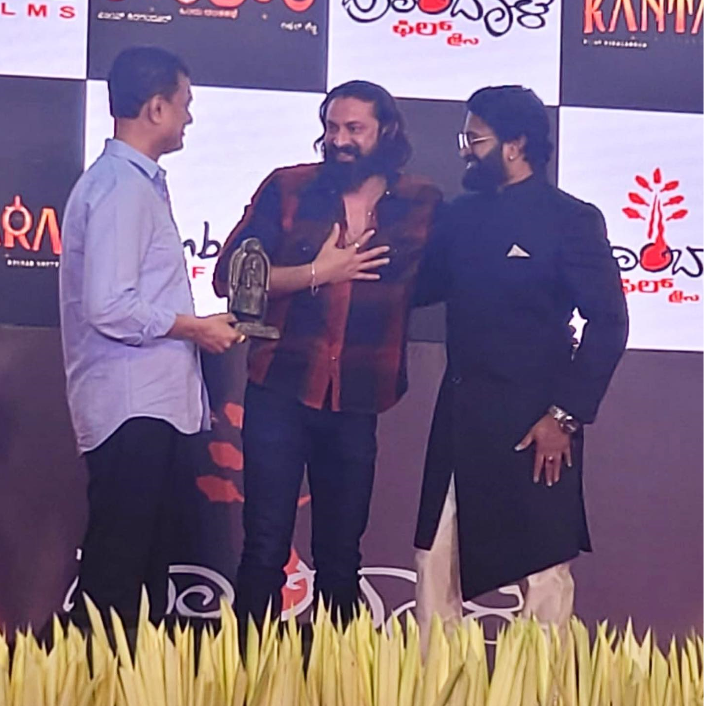 ಕಾಂತಾರ ನೂರನೇ ದಿನದ ಸಂಭ್ರಮ ಕಲಾವಿದರ ಕೈ ಸೇರಿದ ಪಂಜುರ್ಲಿ