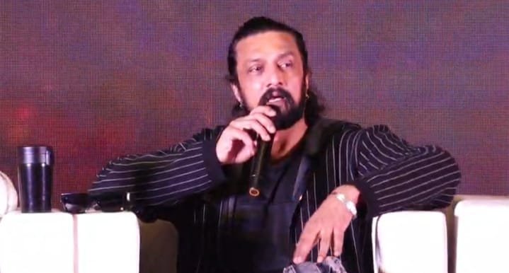 ಅಭಿಮಾನಿಗಳೊಂದಿಗೆ ‘ಮಾರ್ಕ್ ‘ ನೋಡಿದ ಕಿಚ್ಚ