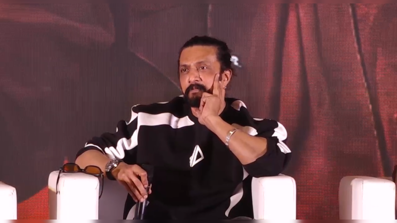 ಮಾರ್ಕ್ ಕಥೆ ಬಗ್ಗೆ ಸುಳಿವು ಕೊಡ್ತು ಟ್ರೇಲರ್! ಕಿಚ್ಚ ಸಖತ್ ಮಾಸ್